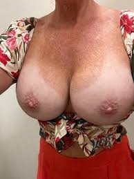 MILF française gros seins lourds nus selfie haut fleuri relevé tétons roses durs peau freckles décolleté profond exhib poitrine mûre authentique